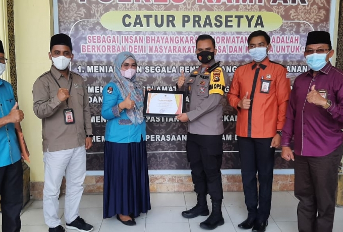 Ketua KPU Kabupaten Kampar Berikan Penghargaan Kepada Kapolres dan Waka Polres Kampar