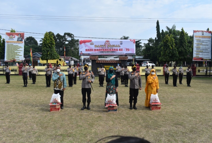 Peringati Hari Bhayangkara ke-75, Polres Kampar Gelar Baksos Serentak Bagikan 1000 Paket Sembako