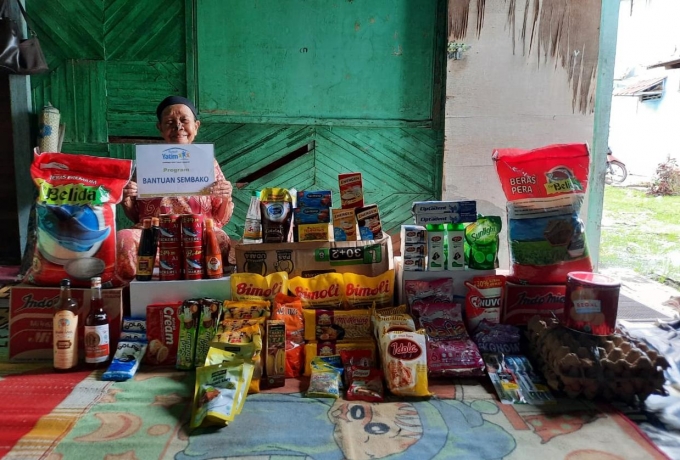 Rumah Yatim Berikan Bantuan untuk Nenek Minah, Seorang Lansia Pekerja Keras Asal Riau