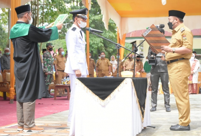 Lantik Idrus Ma'arif Sebagai Kepala Desa Antar Waktu Desa Kualu Nenas