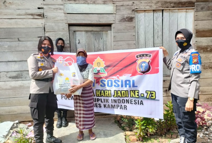 Bhayangkari dan Polwan Polres Kampar Bagikan Ratusan Paket Sembako Untuk Masyarakat Terdampak Covid-19