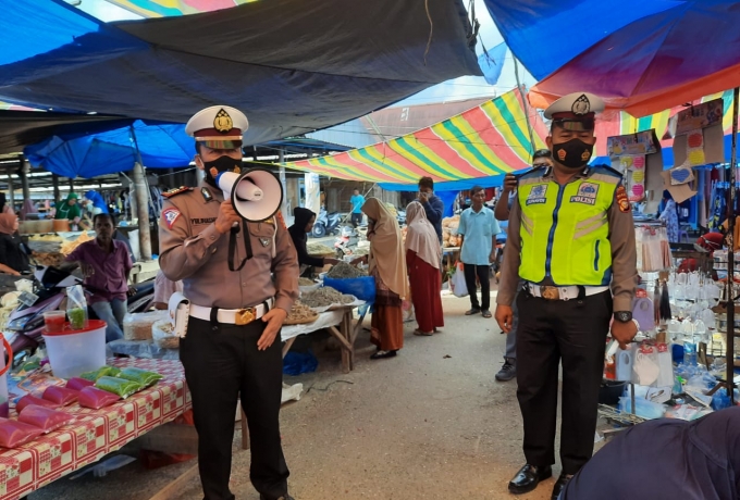 Beri Himbauan Protkes di Kawasan Plaza Bangkinang, Kasat Lantas Polres Kampar Juga Bagikan Masker