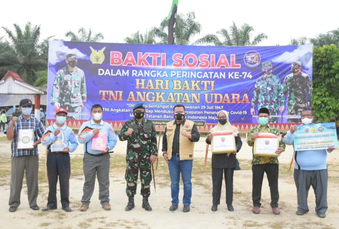 Bersama Danlanud Roesmin Nurjadin, Bupati Kampar Ikuti Bakti Sosial Peringatan Hari Bakti TNI AU Ke 74