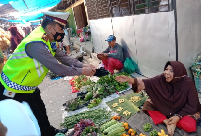 Kasat Lantas Polres Kampar Beri Himbauan Protkes dan Bagi Masker di Pasar Air Tiris