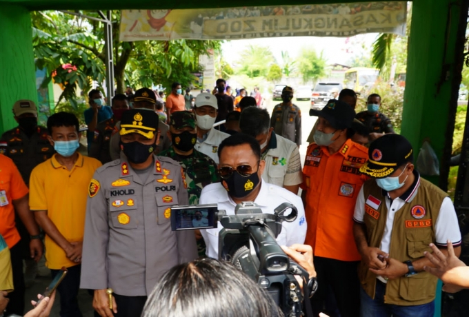 Bupati Kampar Tinjau Pelaksanaan Vaksinasi Keliling di Siak Hulu