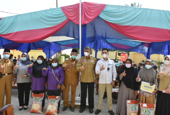 Kembali Bupati Kampar Serahkan Beras PPKM Untuk Kecamatan Tapung