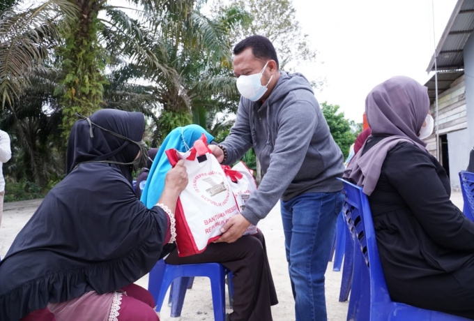 Meski Hari Libur Catur Serahkan Sembako Bagi Masyarakat Miskin, Catur : Jangan Sampai Masyarakat Kampar Kelaparan