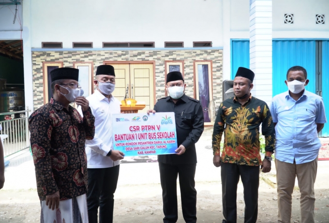 Bupati Kampar Serahkan Satu Unit Mobil untuk Ponpes Darul Qur'an Al-Karim Sari Galuh