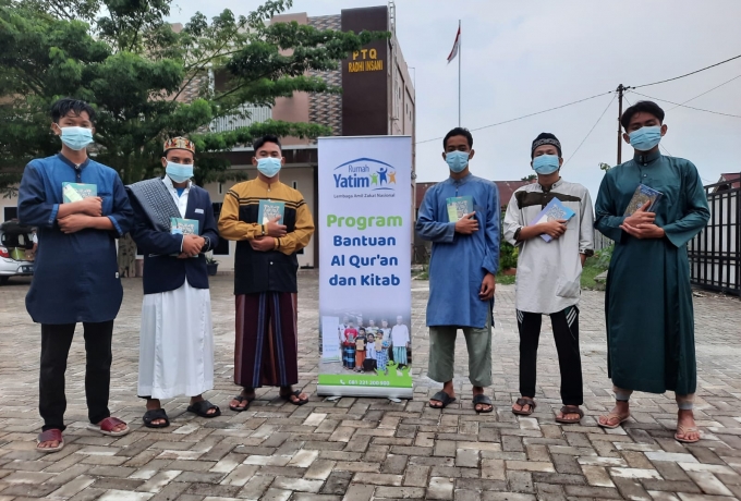 Ratusan Paket Al-Qur'an dan Kitab Disalurkan Rumah Yatim di Berbagai Ponpes di Pekanbaru dan Kampar Riau