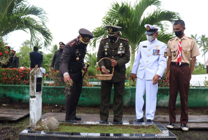 Peringati Hari Pahlawan, Bupati dan Kapolres Meranti Tabur Bunga di Makam Pahlawan