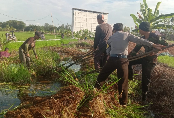 Polri Hadir Ditengah Masyarakat, Bhabinkamtibmas Desa Sendaur Ikut Goro Bersihkan Aliran Sungai