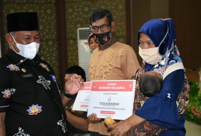 Anak Yatim Piatu Terdampak Covid-19 di Kampar Terima Bansos dari Balai Handayani Jakarta