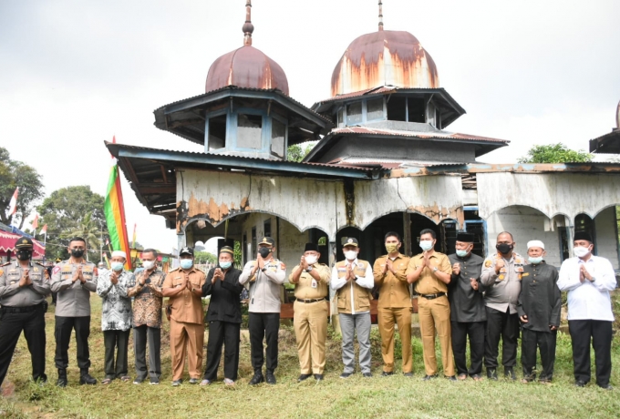 Hampir Roboh, Bupati Kampar Bersama Kapolda Riau Renovasi Berat Masjid Syech Abdurrahman Gading Permai