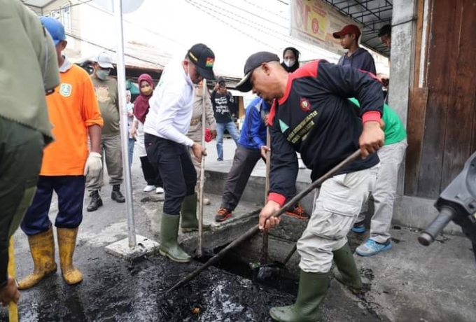 Bupati Adil Turun Bersihkan Gorong-gorong