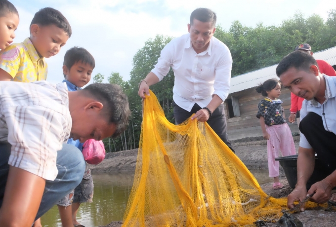 Bupati Kepulauan Meranti tinjau Kelompok Pembudidaya ikan Mekar Baru di Desa Banglas