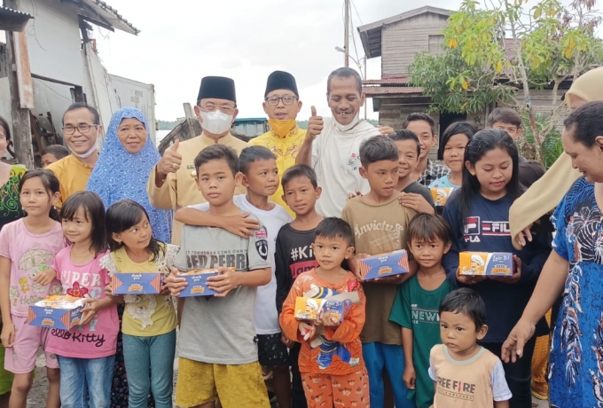 AMPG Inhil Bagikan Santap Siang ke Warga Parit 14 Tembilahan