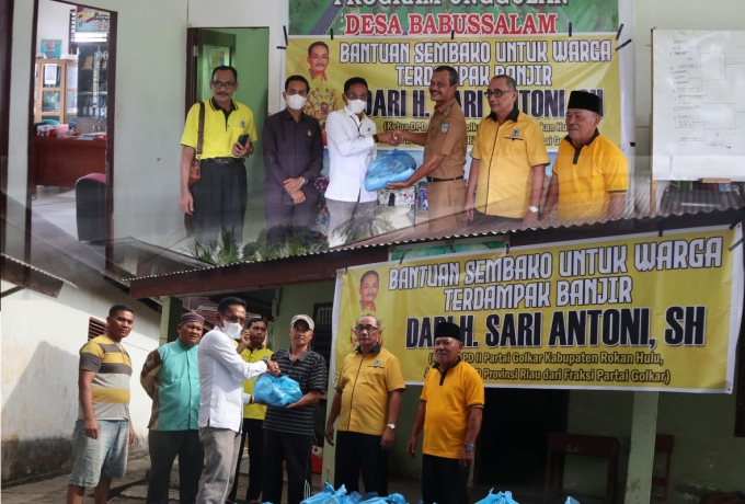 Prihatin Warga Terdampak Banjir Desa Babusalam Dan Kampung Turondom, H. Sari Antoni, SH Beri Bantuan Sembako