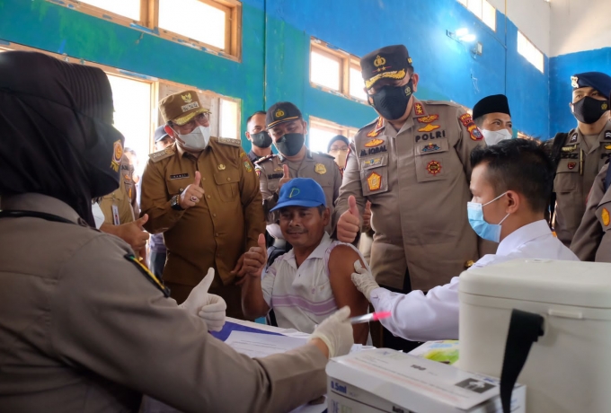 Dorong Percepatan Vaksin, Kapolda Riau Kunjungi Giat Vaksinasi di Kampar