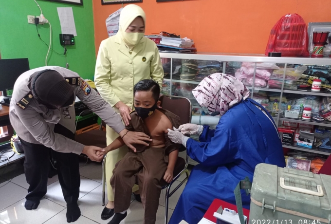 Kejari Tuban Gelar Vaksinasi Covid 19 untuk Anak Usia diatas 6-11 tahun di TK Adhyaksa Tuban