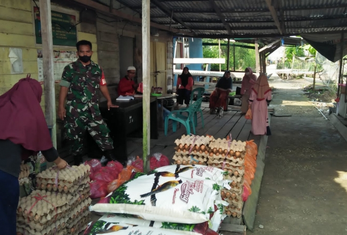 Babinsa Serda Yayat Dampingi Penyaluran BPNT di Air Bagi