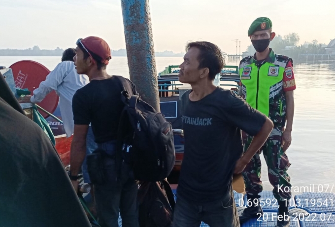 Babinsa Koramil 07/Reteh Lakukan Penegakan Protkes di Pelabuhan LKMD Pulau Kijang