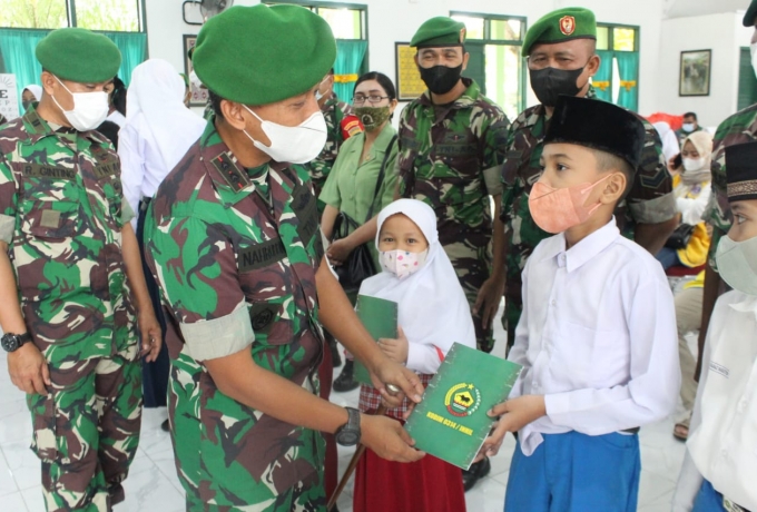 Dandim 0314/Inhil Berikan Bea Siswa Kepada Putra-putri Prajurit yang Berperstasi