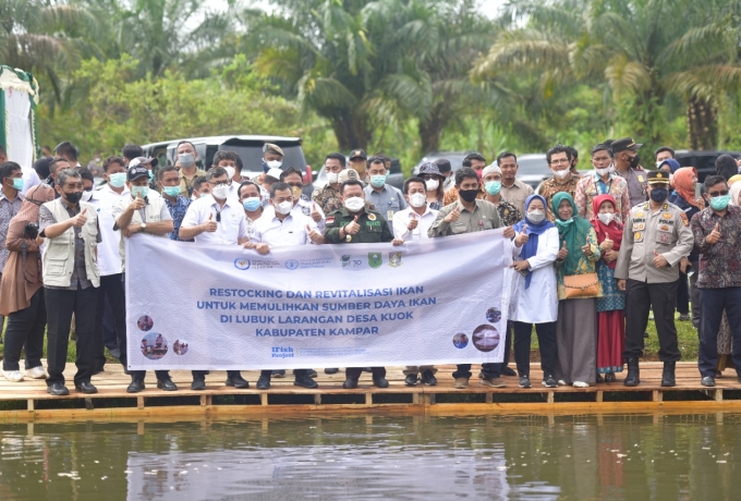 Bupati Kampar Dan Sekjen Kementerian KKP RI Tabur 95 Ribu Bibit Ikan