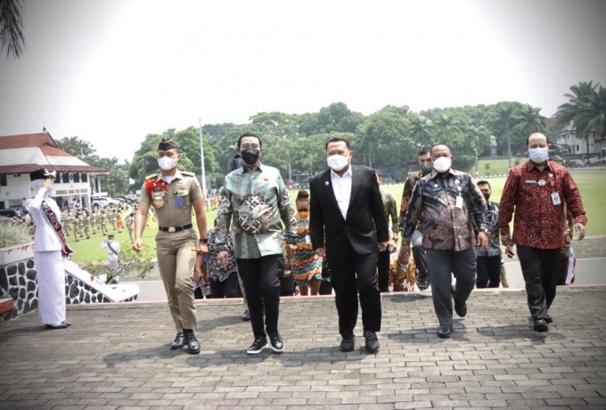 Sejajar dengan Tokoh Nasional, Bupati Kampar Berikan Kuliah Umum Stadium General dan Terima Tanda Kehormatan Kartika Pamong Praja Muda dari IPDN Jatinangor