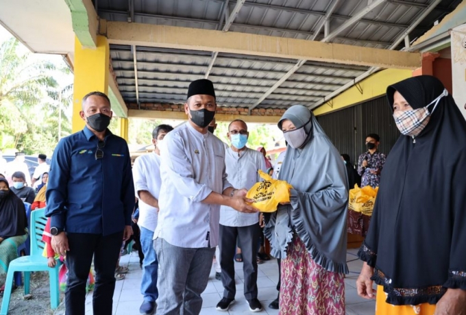 PTPN V Distribusikan 1,4 Ton Minyak Goreng Murah