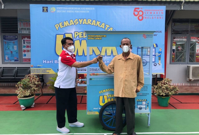 Berbagi di Bulan Suci Ramdhan, Lapas Bangkinang Berikan 3 Unit Gerobak untuk Pelaku UMKM