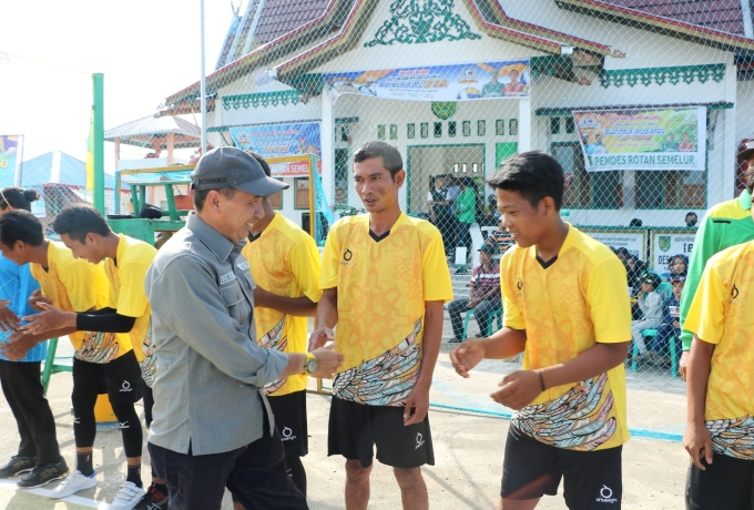 Setelah Sukses di Pulau Kijang, Ferryandi Juga Buka Turnamen Bola Voli di Kecamatan Pelangiran