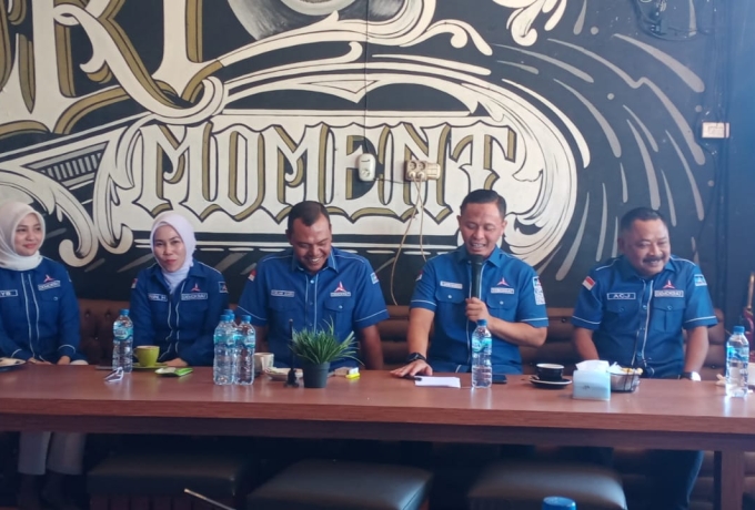 Ketua DPD Demokrat Riau H.Agung Nugroho SE, Kelmi Amri.SH, Coffee Morning Bersama Jurnalis