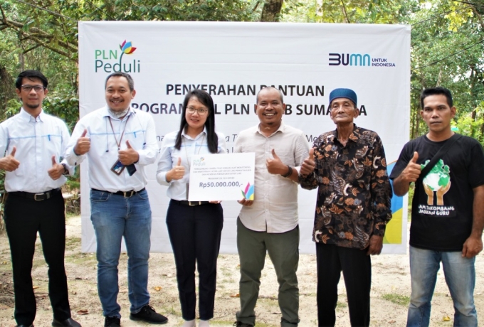 PLN Serahkan Bantuan Camera Trap untuk Yayasan Serindit Melayu Indonesia