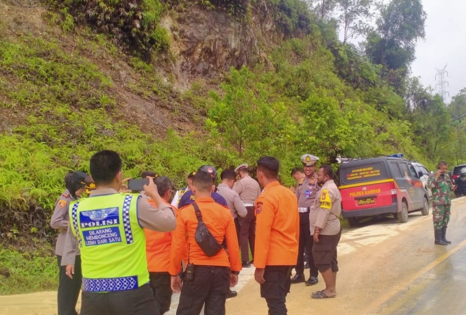 Alat Berat Diturunkan Pagi Ini Ke Lokasi Longsor Lintas Sumbar- Riau