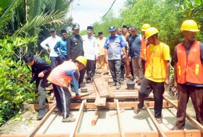 Bupati HM Wardan Terus Pantau Pengerjaan dan gesa Rehab Jalan di Desa Igal