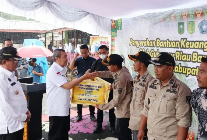 Gubernur Riau bersama Bupati Hadiri Acara Penyerahan BKK Provinsi