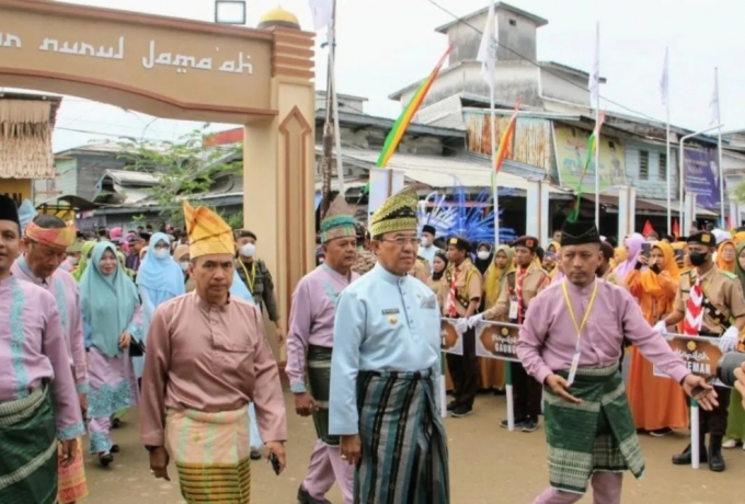 Sambut MTQ Tingkat Kabupaten Inhil ke-52, Bupati Lepas Peserta Pawai Ta'aruf Tanah Merah