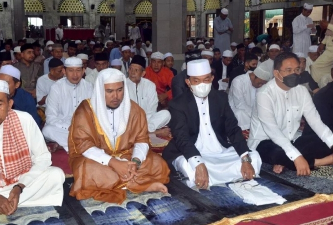 Bupati Inhil Bersama Ribuan Masyarakat Tembilahan Laksanakan Shalat Idul Adha 1443 H