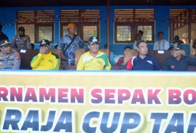 Bupati Inhil Buka Turnamen Sepak Bola Tanjung Raja Cup Tahun 2022