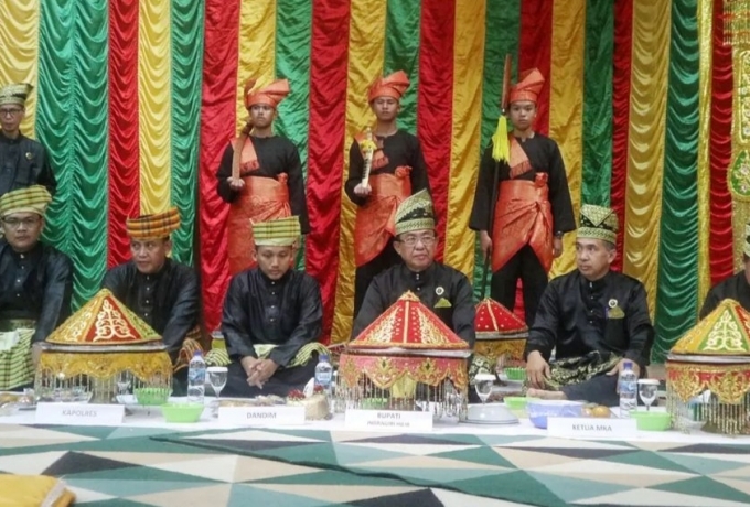 Bupati Hadiri Prosesi Tepuk Tepung Tawar Unsur Forkopimda Inhil