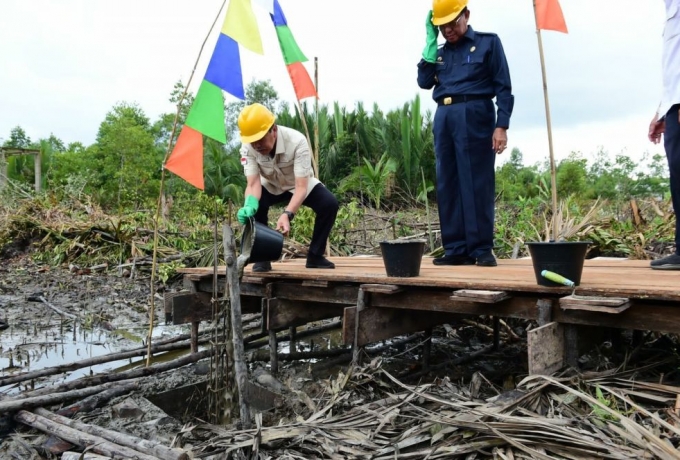 Peduli Korban Longsor, Gubri Letakan Batu Pertama Pembangunan RLH di Inhil