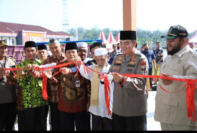 Bupati Rohul H. Sukiman Dampingi Kapolda Riau Resmikan Mesjid Al-Wahid Polres Rohul