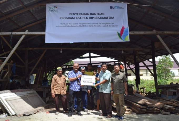 PLN Salurkan Bantuan untuk Usaha Pengetaman Kayu dan Perbengkelan Las