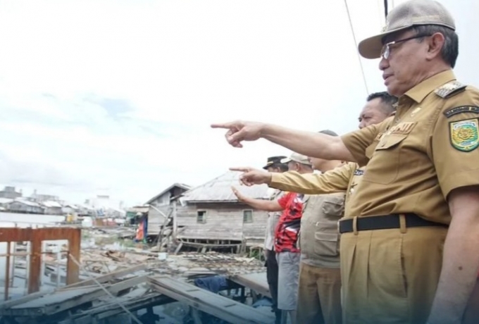 Bupati Inhil Tinjau dan Serahkan Bantuan Longsor di Kuala Enok