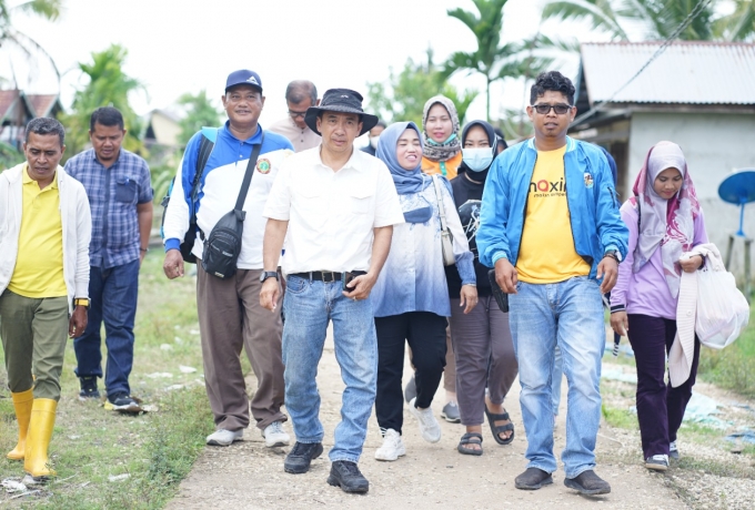 Gunakan Pompong, Ferryandi Buka Sunatan Massal di Dusun Panglima Hitam Sebatu