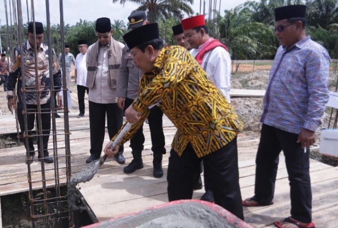 Bantu 50 Juta, Bupati H.Sukiman Letakkan Baru Pertama Pembangunan Mesjid Al Muqorrobin Kepenuhan Hulu