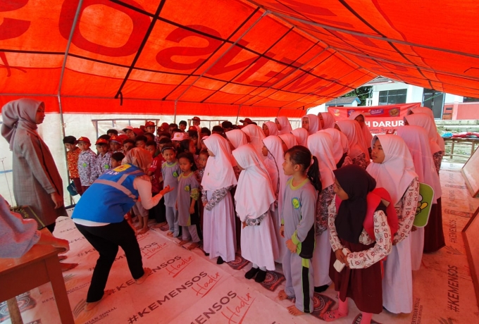 Berbagi Kebahagiaan dengan Anak-anak Penyintas Gempa Cianjur, Pegawai PLN Mengajar di Sekolah Darurat