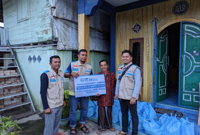 Aksi Cepat Tanggap Banjir Bandang Lahat, YBM PLN Salurkan Paket Sembako