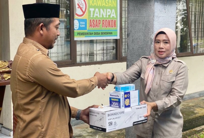 Reses, Haswinda Serahkan Bantuan PJU di Desa Sendayan