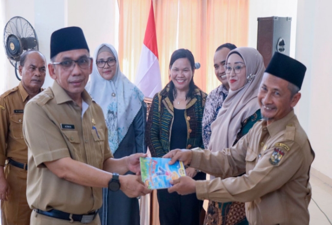 Pj Sekda Kampar, Azwan Serahkan Donasi Buku Dari Tanoto Foundation